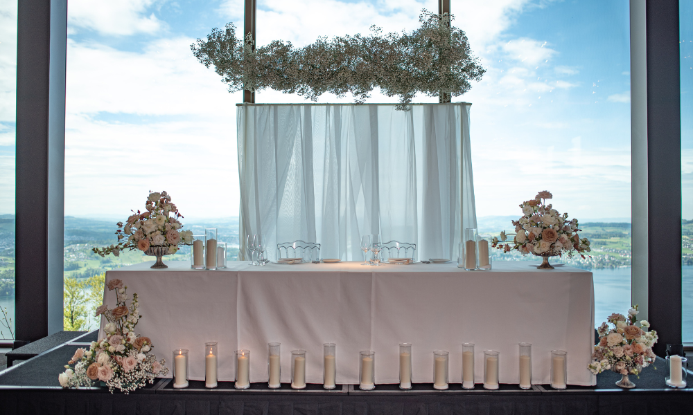 Die traditionelle Tischdeko schafft eine elegante und einladende Atmosphäre.