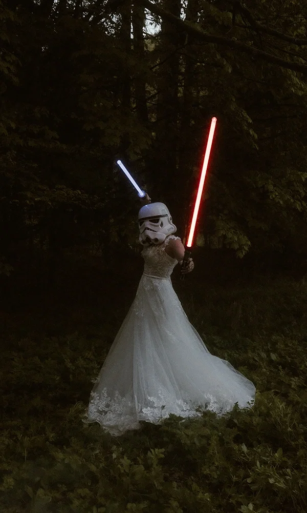 Braut mit Stormtrooper-Helm und Jedi-Vibes bei Fantasy-Hochzeitsfotos