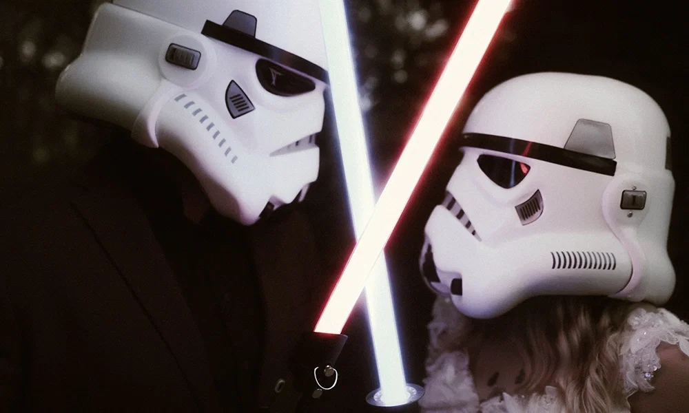 Detailaufnahme: Stormtrooper-Helme und Laserschwert-Kussmoment