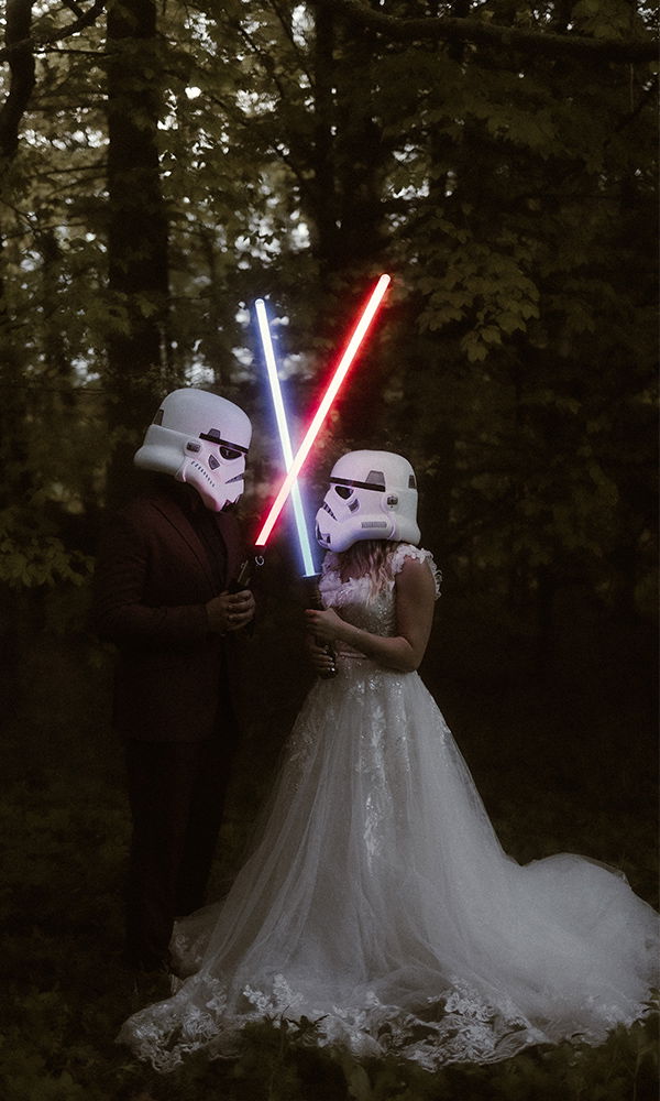 Intergalaktischer First Look mit Braut und Bräutigam als Stormtrooper