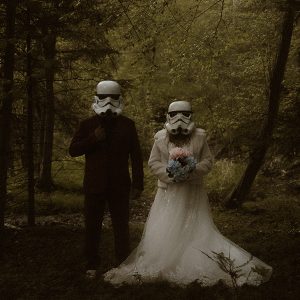 Sci-Fi inspirierte Hochzeit mit Stormtrooper-Helmen im Natur-Setting