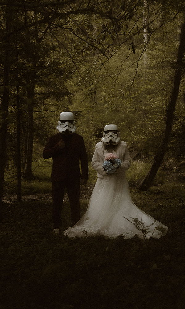 Sci-Fi inspirierte Hochzeit mit Stormtrooper-Helmen im Natur-Setting