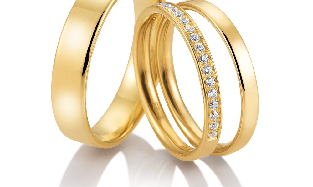 Kombination aus schlichten und glitzernden Trauringen in strahlendem Gelbgold von Breuning.