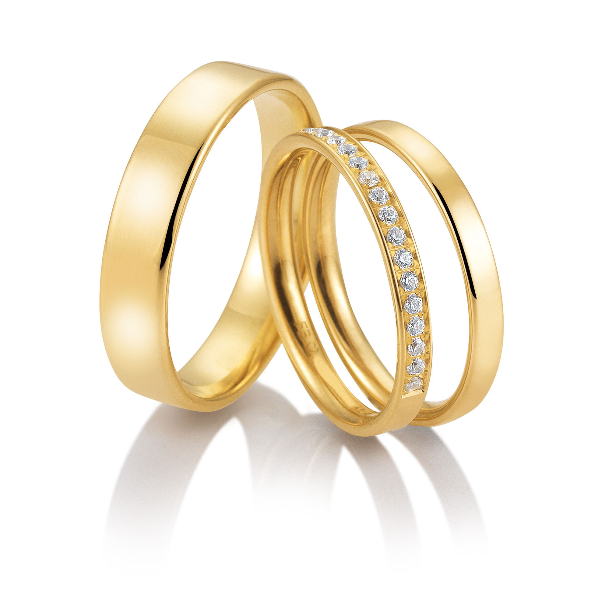 Kombination aus schlichten und glitzernden Trauringen in strahlendem Gelbgold von Breuning.