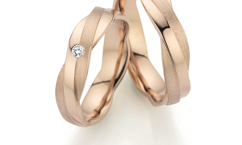 Fischer Trauringe in Roségold mit einzigartigem „Seelenband“-Design und matten Akzenten.