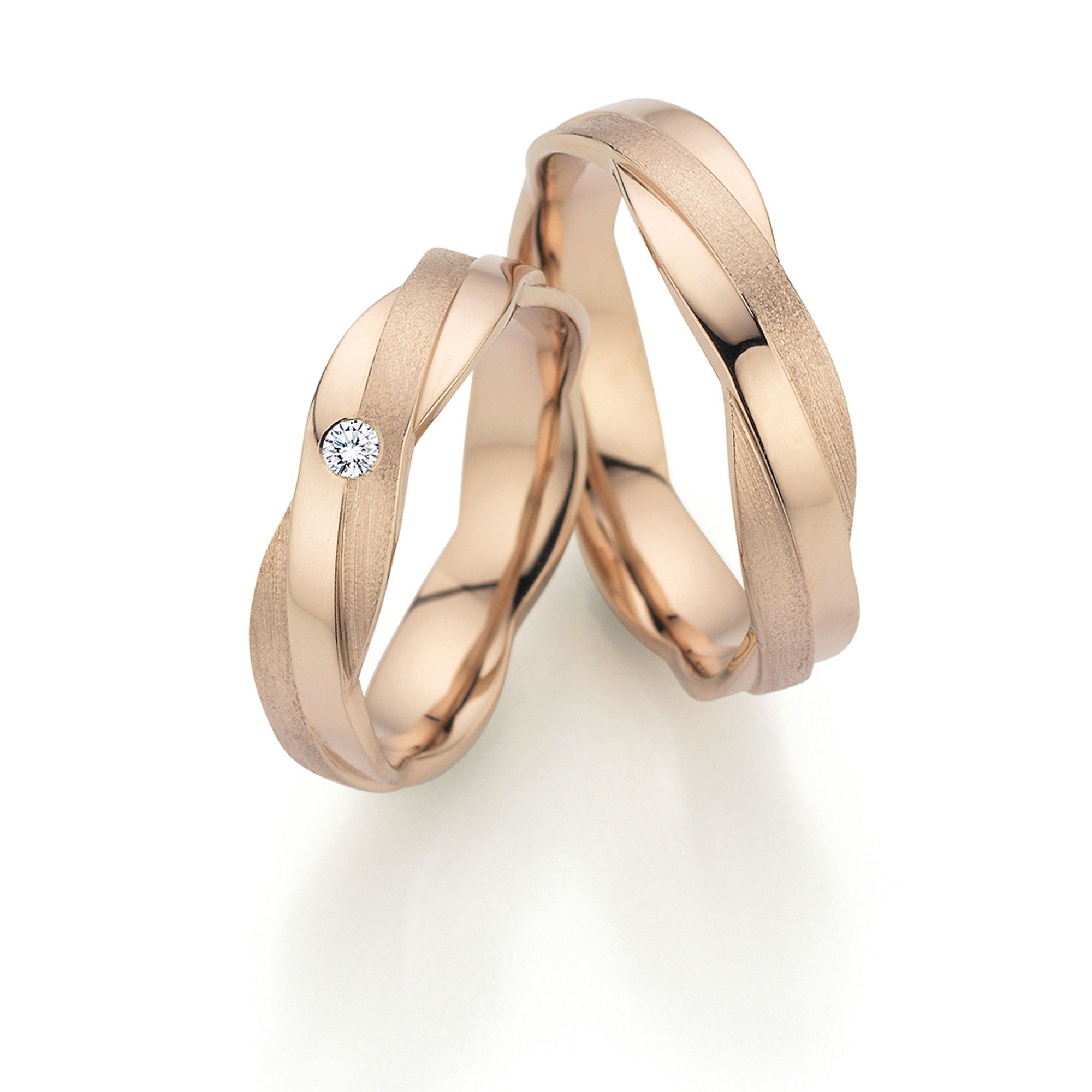 Fischer Trauringe in Roségold mit einzigartigem „Seelenband“-Design und matten Akzenten.