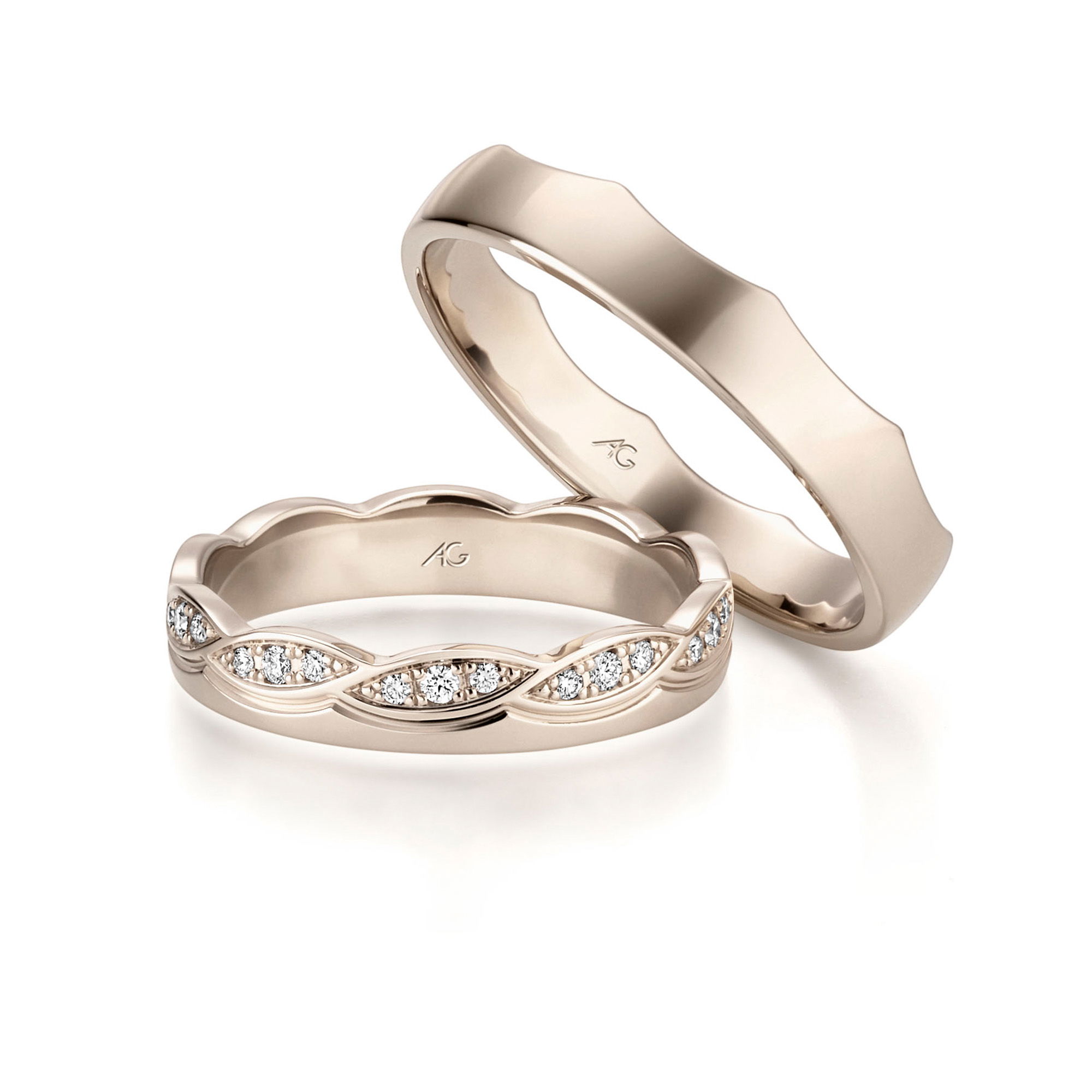 Besondere Eheringe in wellenförmiger Optik mit glänzendem Finish von Gerstner.