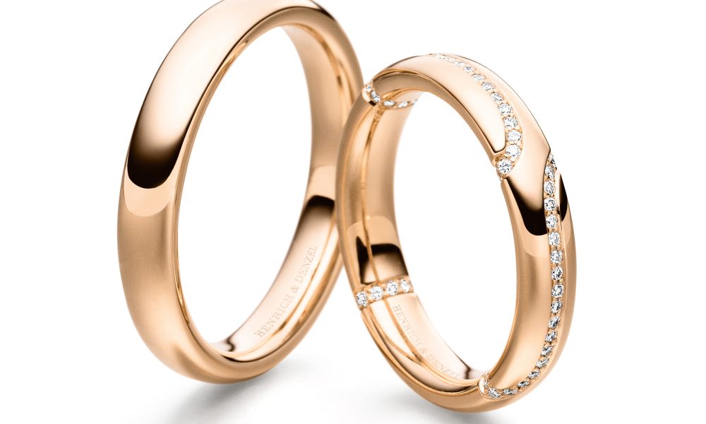 Glänzende Ringe von Henrich & Denzel mit wellenförmig eingefassten Brillanten.