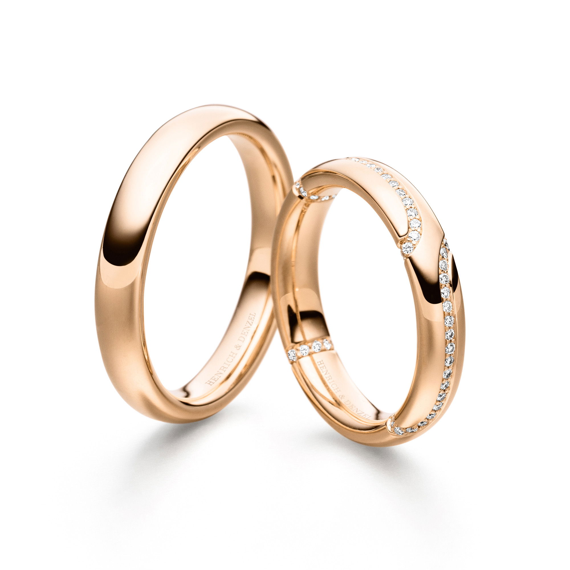 Glänzende Ringe von Henrich & Denzel mit wellenförmig eingefassten Brillanten.
