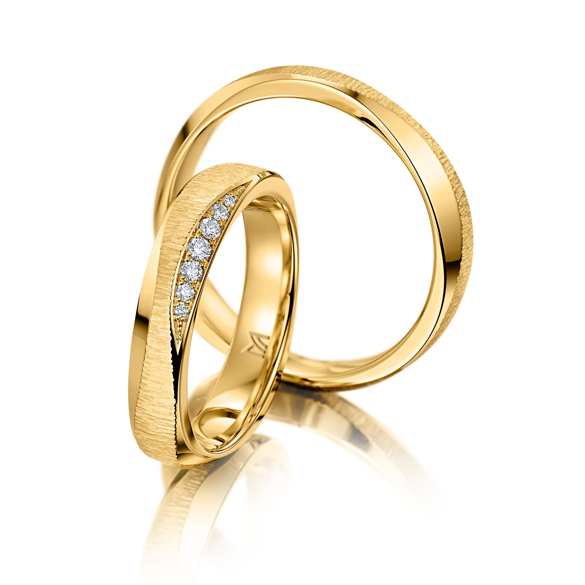 Meister-Trauringe mit außergewöhnlicher Oberflächengestaltung und Brillanten.