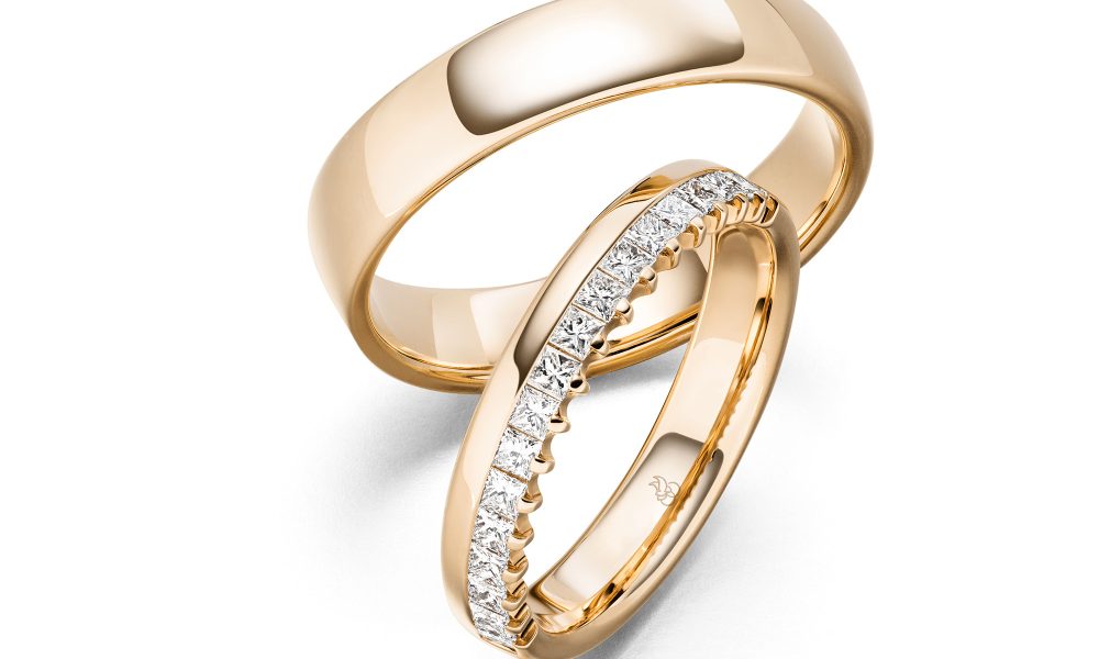 Goldene Eheringe von Rauschmayer mit zeitlosem Design und edlem Diamantbesatz.