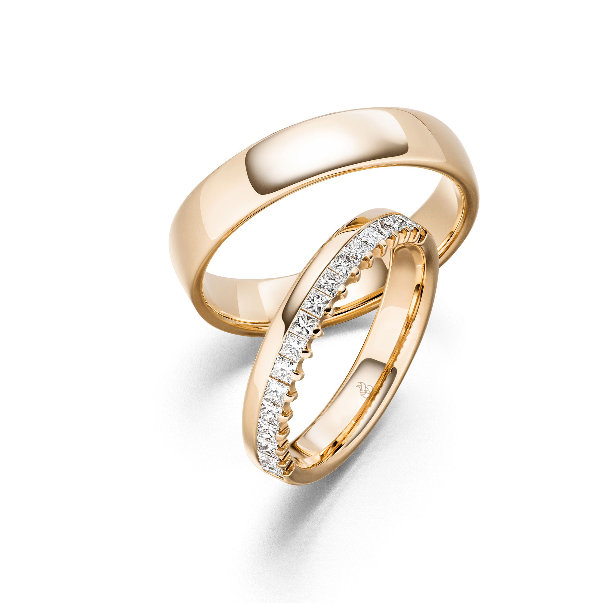 Goldene Eheringe von Rauschmayer mit zeitlosem Design und edlem Diamantbesatz.