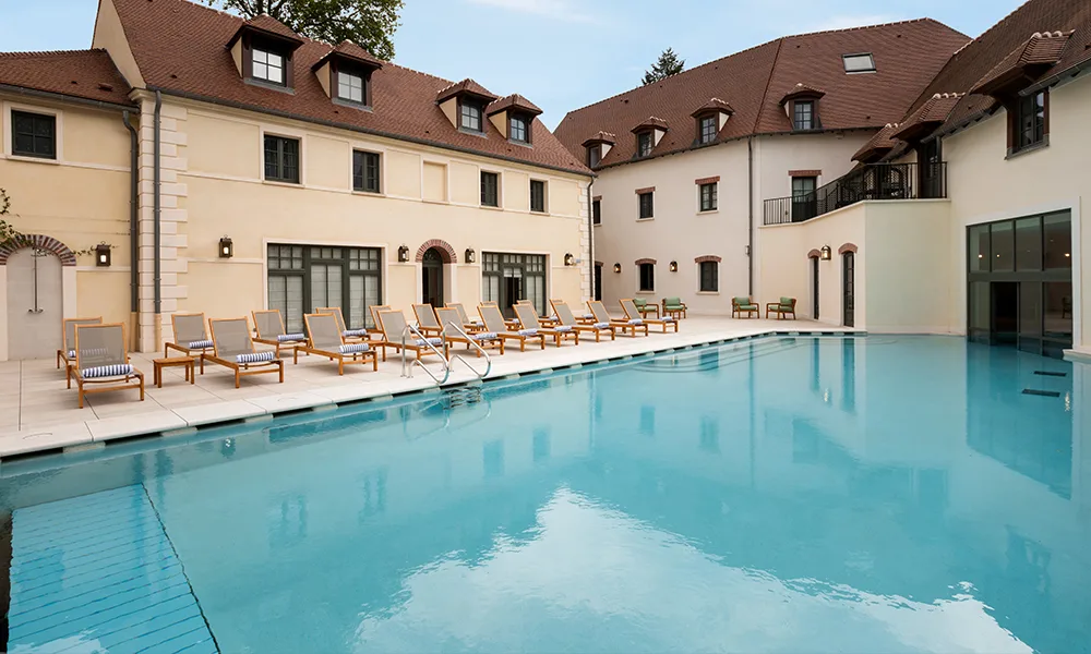 Der Außenpool des Hotels Dolce by Wyndham Versailles