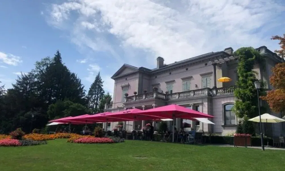 Direkt am Zugersee gelegen, besticht diese Villa durch ihre idyllische Parkanlage und eine atemberaubende Aussicht.