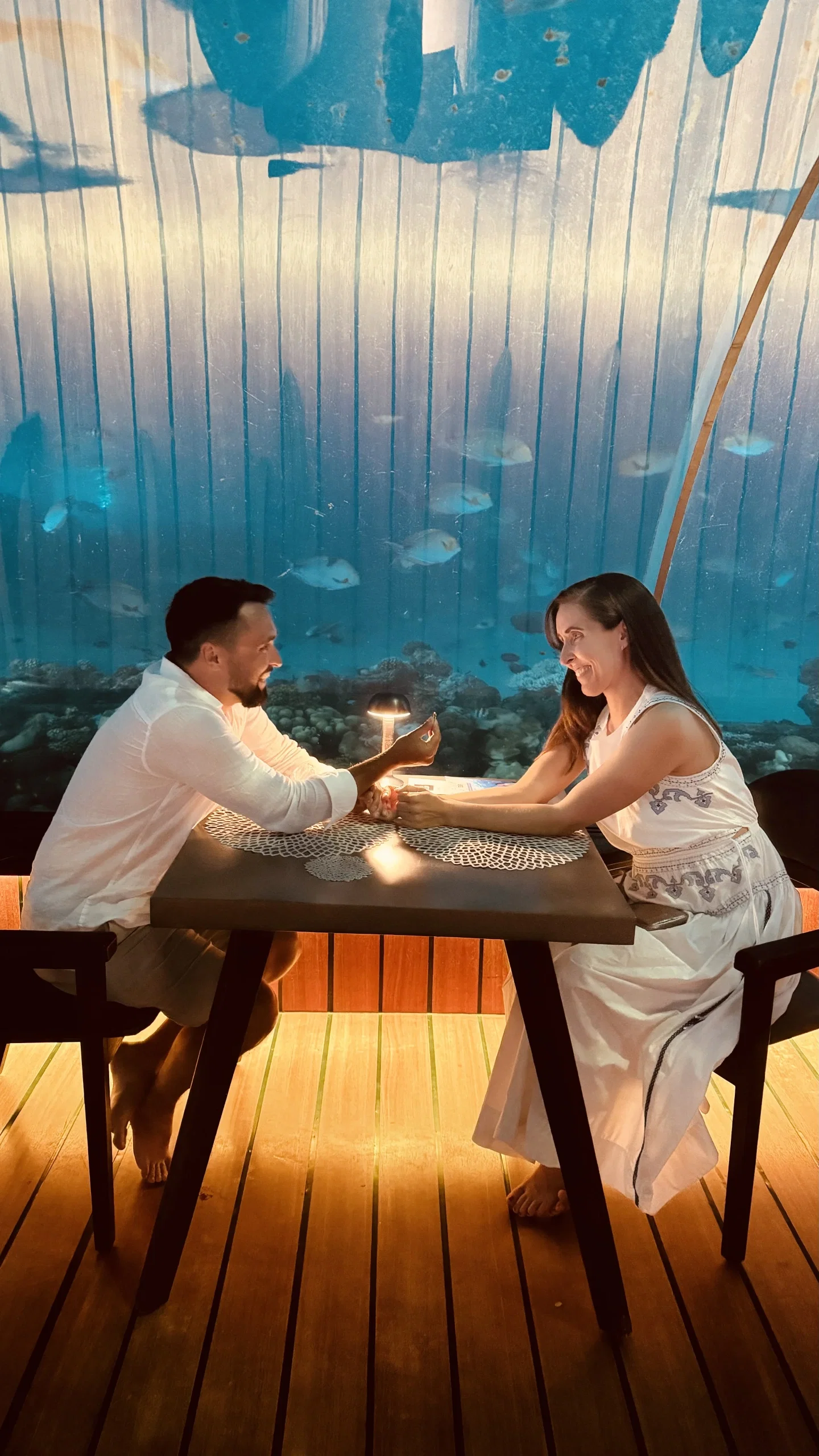Janine und Martin erleben einen unvergesslichen Antrag unter dem Meer – Kerzenlicht, Romantik und ein Ringmoment unter Wasser.