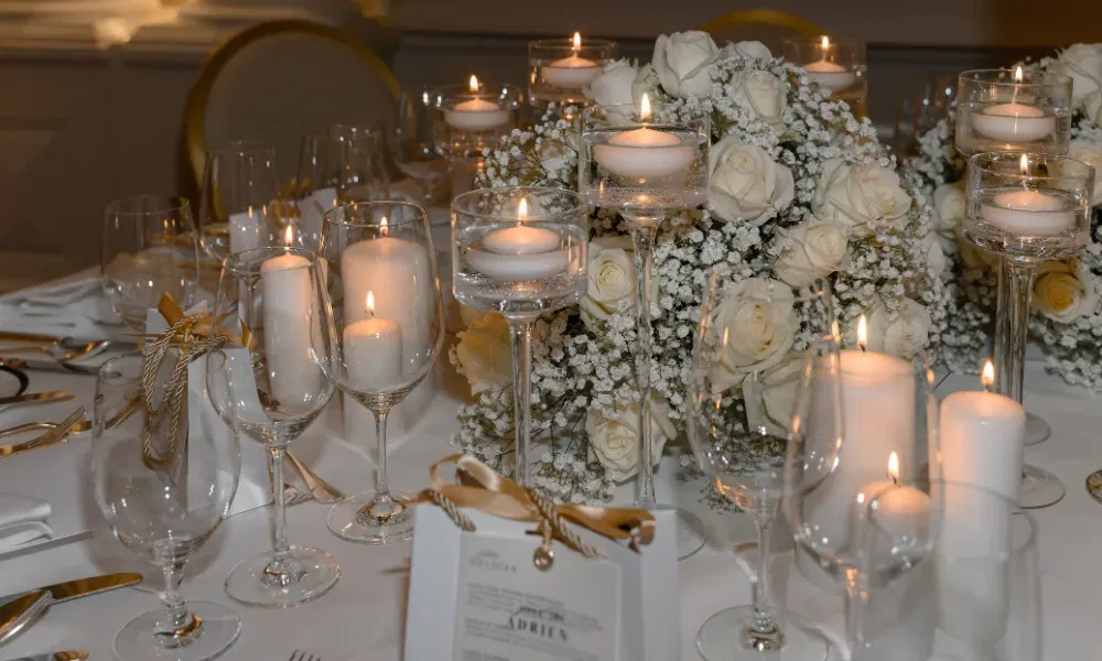 Die wundervolle Tischdekoartion mit Blumen und Kerzenschein.