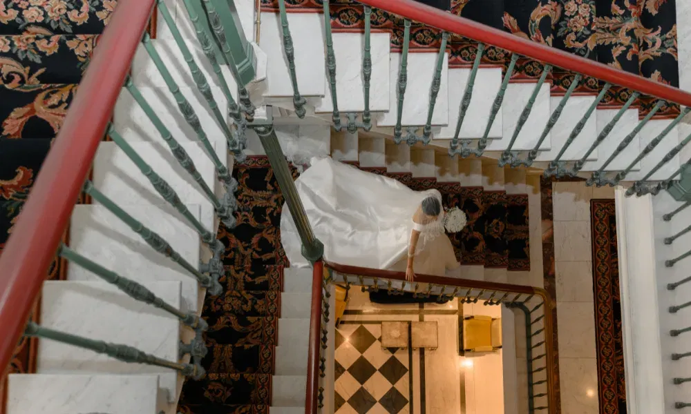 Die Braut auf dem Weg zum Altar.