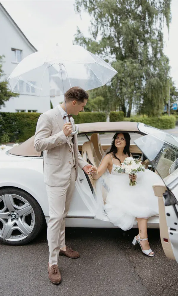 Gemeinsam durch den Tag: Jasmin und Alain im Oldtimer – vom Jawort zur Feier.