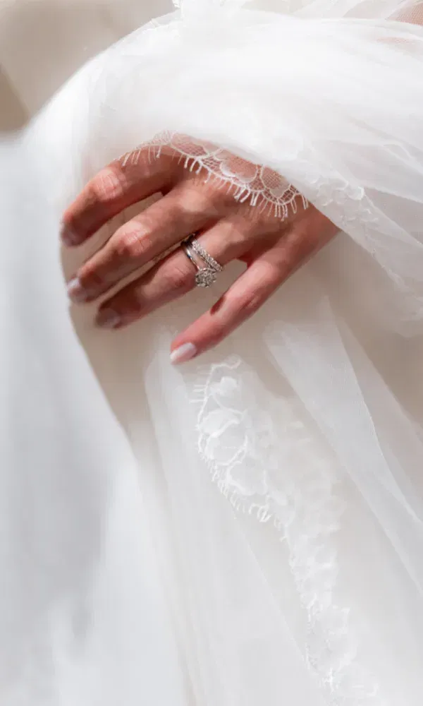 Der Hochzeitsring, wunderschön glänzend.