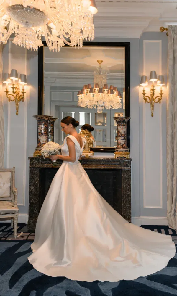 Die Braut stahlt in ihrem schlichtem weissen Brautkleid.