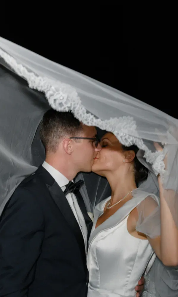 Love is in the air: Der unvergessliche Kuss des Frisch verheirateten Brautpaares.