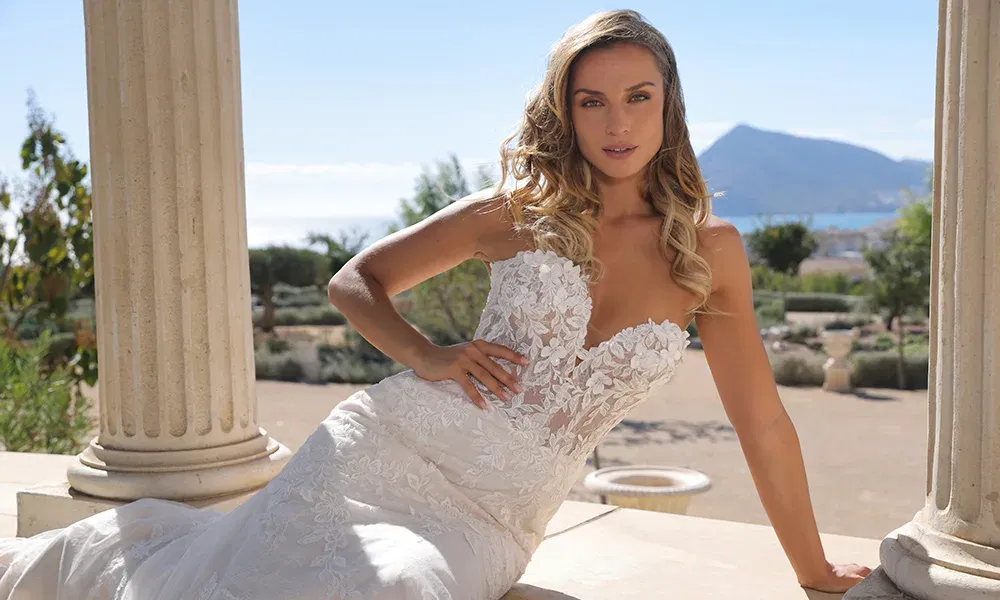 Sinnliches trägerloses Meerjungfrauenkleid mit floraler Spitze und figurbetontem Schnitt – feminin und elegant.