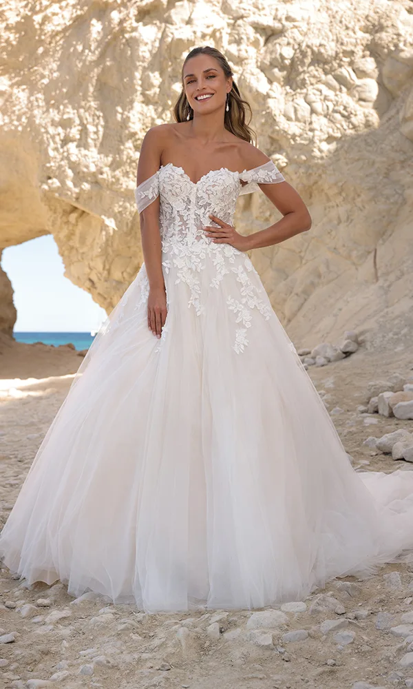 Prinzessinnenkleid mit floraler Spitze und schulterfreier Corsage, das durch den weiten Tüllrock märchenhafte Eleganz versprüht.