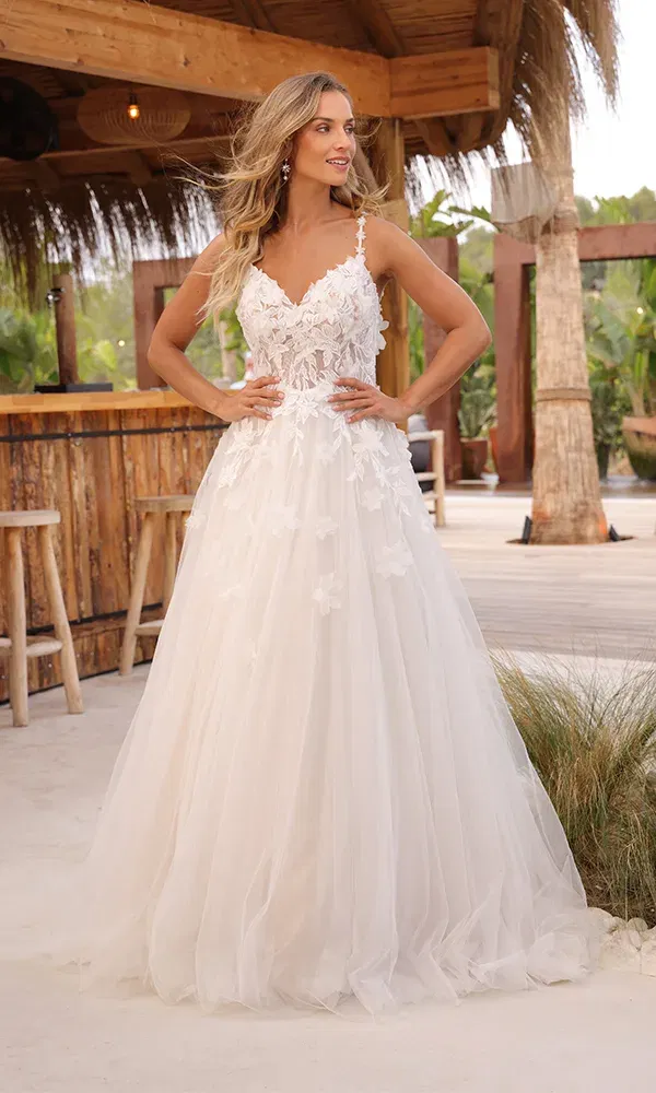 Leichtes Tüllkleid mit schmalen Trägern und applizierter 3D-Blütenspitze – perfekt für eine sommerliche Gartenhochzeit.