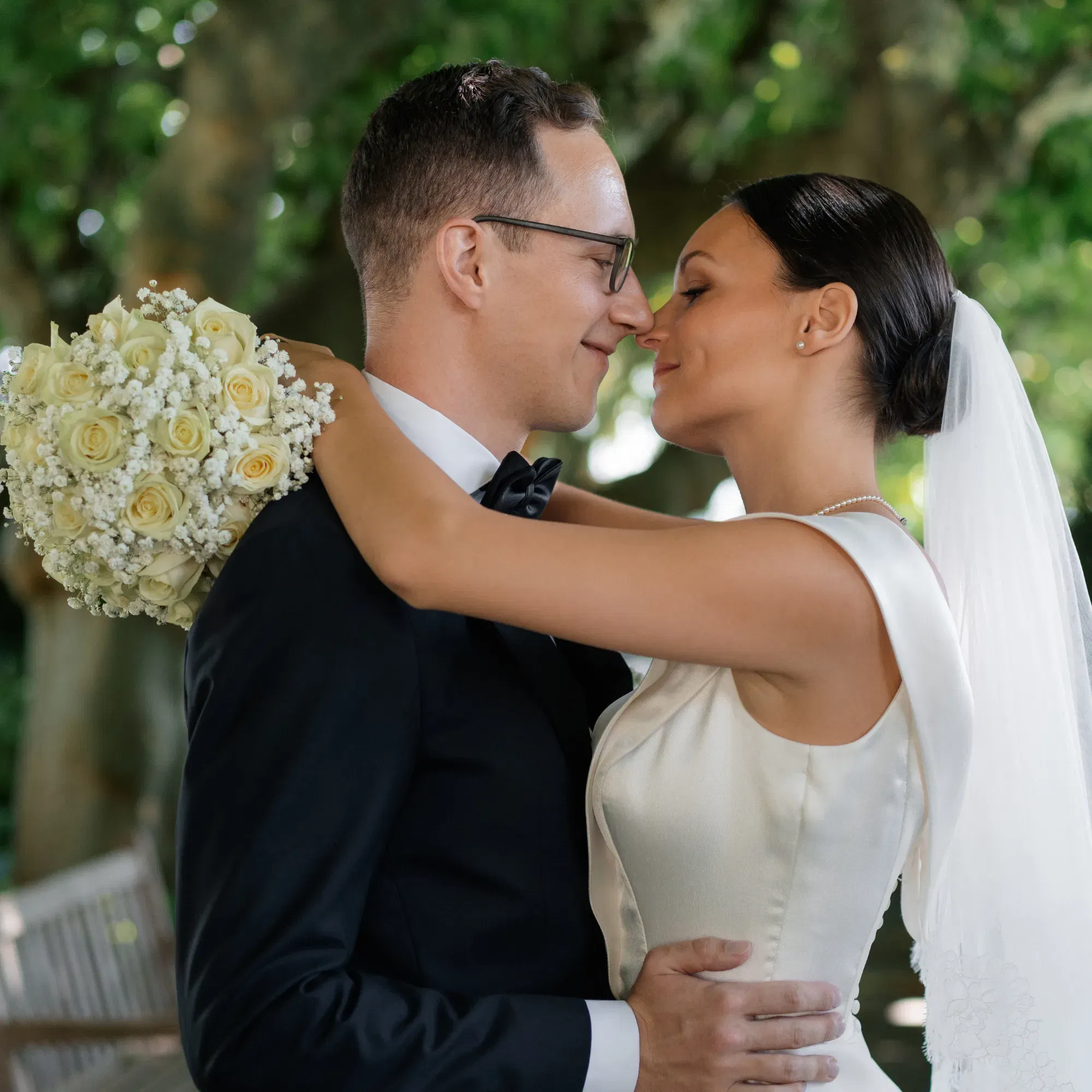 Love is in the air: Der unvergessliche Kuss des Frisch verheirateten Brautpaares.