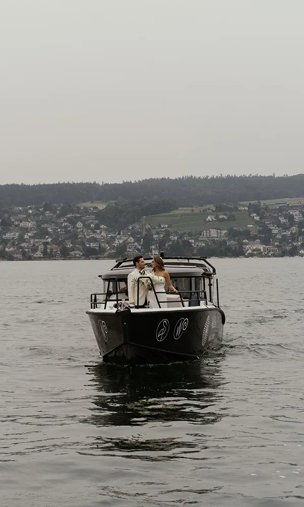 Brautpaar fährt stilvoll mit einem Boot über den Zürichsee – ein besonderer Moment nach der Trauung.