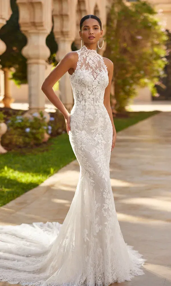 Mermaid-Hochzeitskleid mit Spitzenornamenten, hoher Illusion-Halslinie und romantischer Schleppe