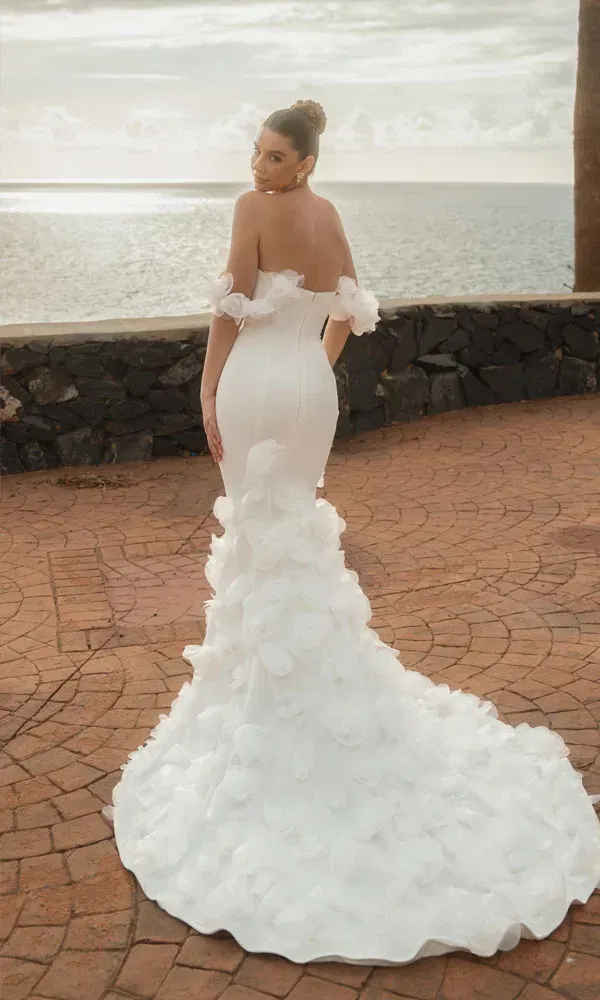 Meerjungfrau-Silhouette mit auffälligen 3D-Blüten, schulterfreiem Design und eleganter Schleppe