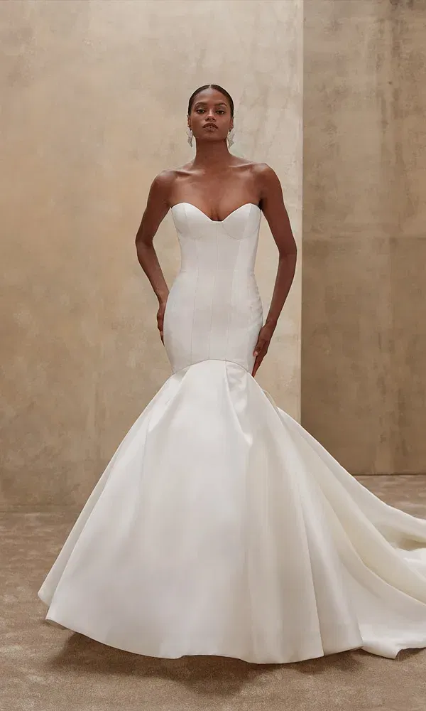 Strapless-Brautkleid im Mermaid-Stil mit schlichter Satinoptik und klassischer Schleppe