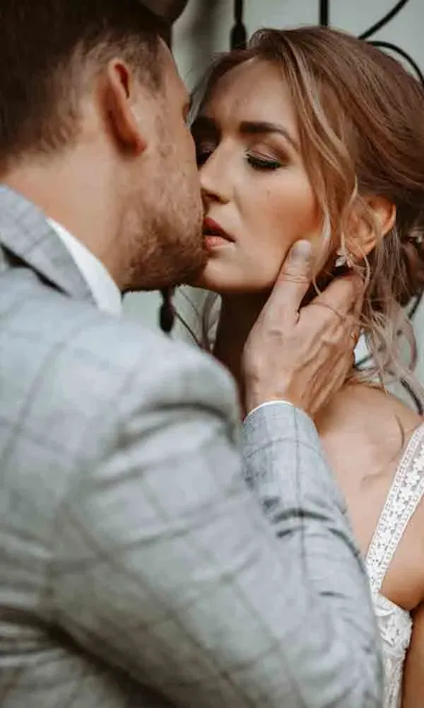 Nahaufnahme eines romantischen Moments: Reinhard berührt Sophies Gesicht, während sie die Augen geschlossen hält.