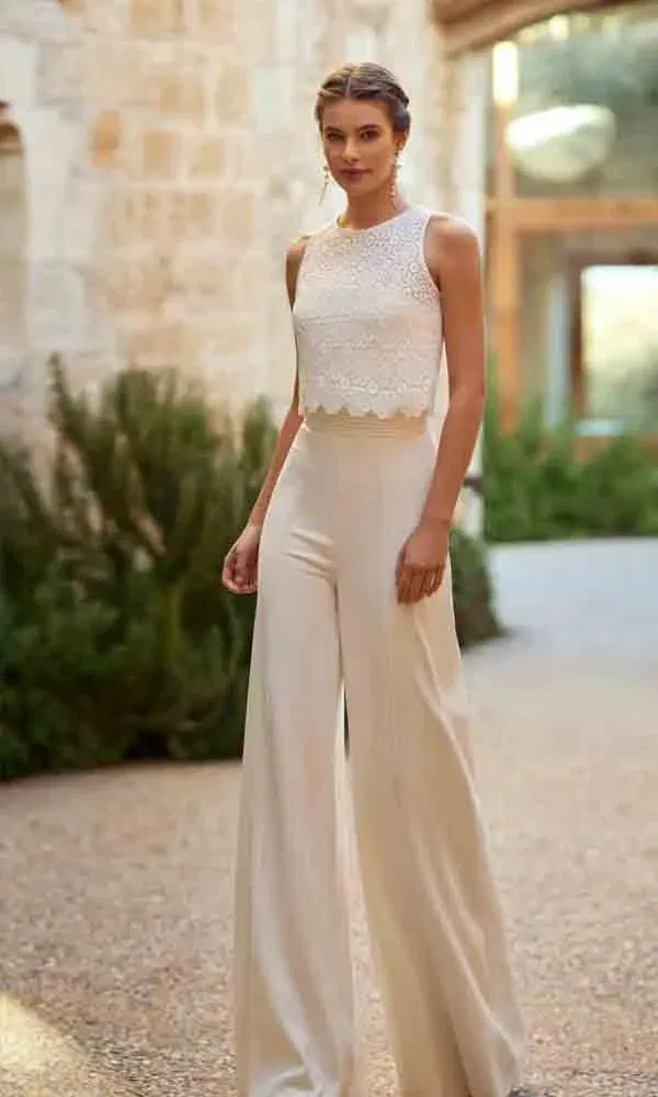 Brautoutfit mit femininer Spitze und weitem Hosenbein – stilvolle Kombination aus Eleganz und Leichtigkeit.