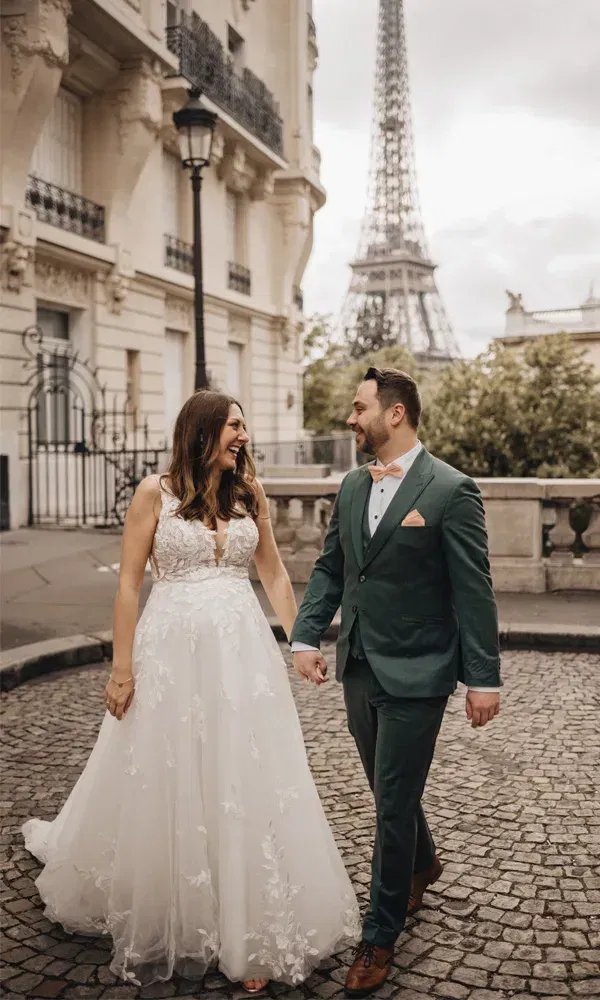 Lockerer Spaziergang des Brautpaares am Hochzeitstag, mit Paris-Flair und Babyglück.