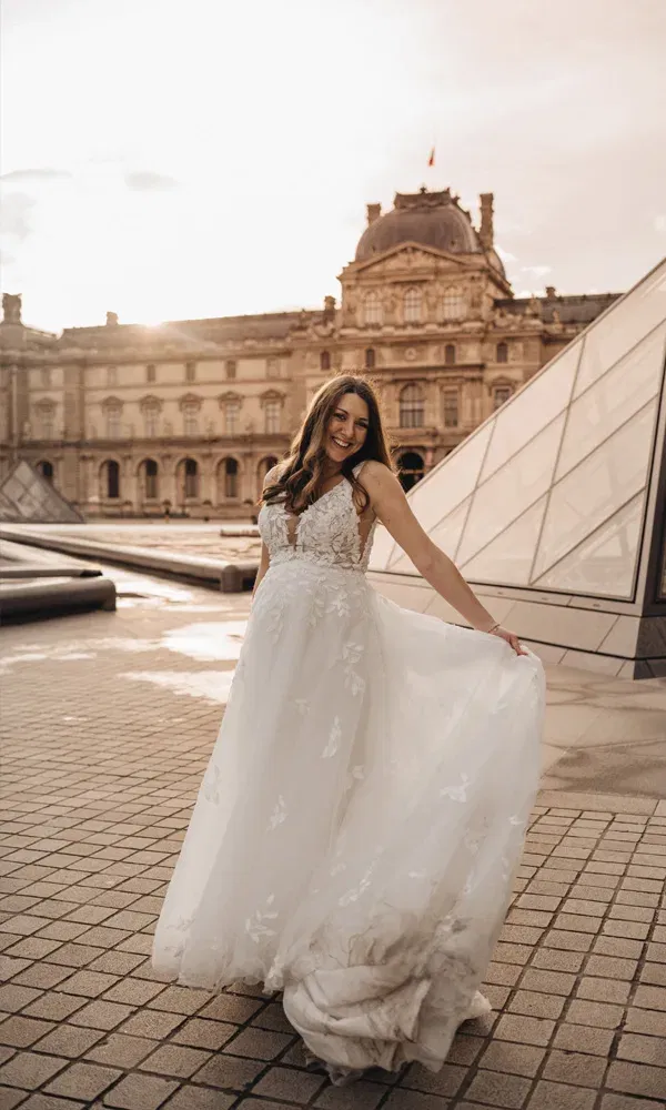 Romantisches Solo-Shooting der Braut bei Sonnenuntergang am Louvre in Paris.