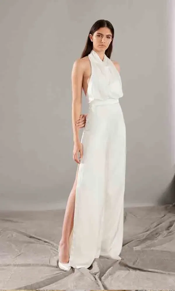 Schlichter und eleganter Jumpsuit mit ärmellosem Top, seitlichem Schlitz und femininer Silhouette für die Braut.