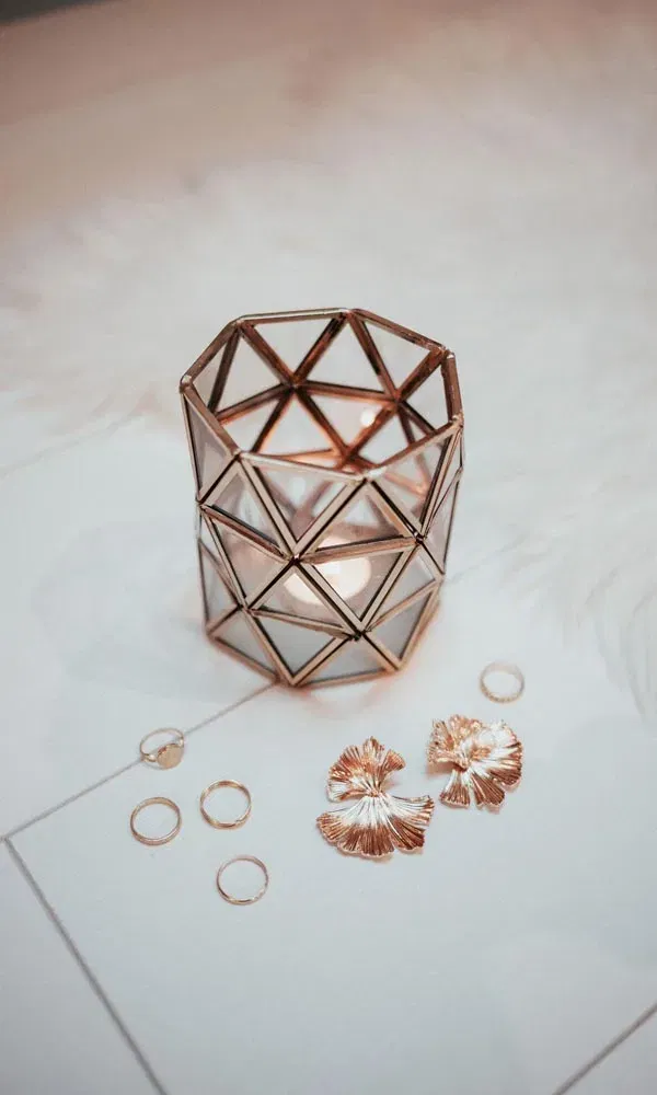 Detailreiche Hochzeitsinspiration mit Accessoires, goldenen Ringen und Dekolicht.