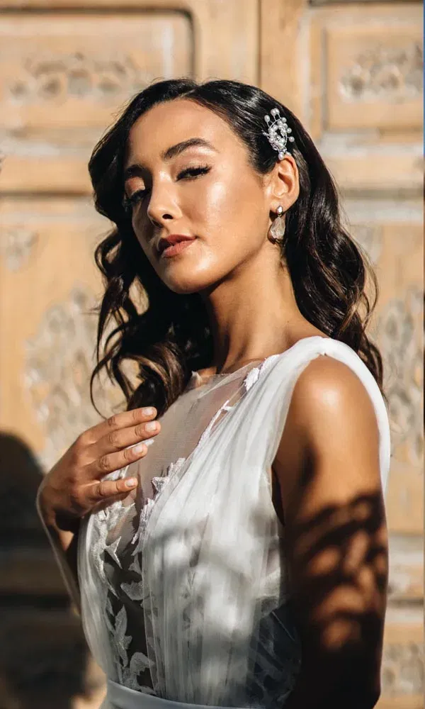 Weibliches Portrait einer Braut mit vintage-inspirierter Frisur und zartem Make-up.