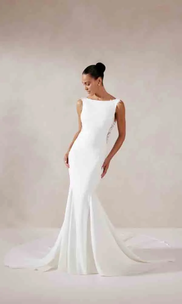 Schlichtes, ärmelloses Brautkleid mit klassischem Schnitt und langer Schleppe – ideal für eine elegante Standesamt- oder City-Hochzeit.