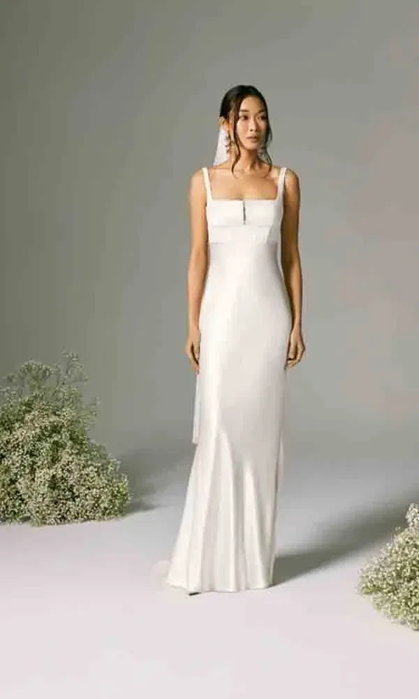 Reduziertes, trägerbetontes Hochzeitskleid im minimalistischen Design, perfekt für stilbewusste Bräute.