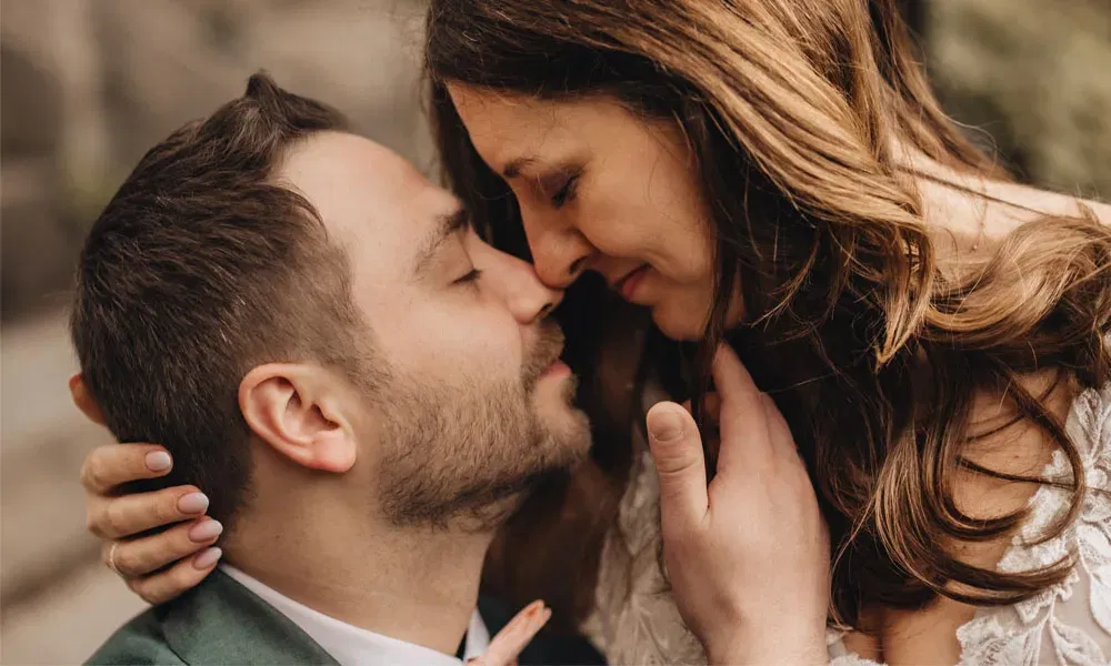 Romantisches Close-up eines Paares, das sich zärtlich ansieht – ein stiller, liebevoller Augenblick während des Shootings.