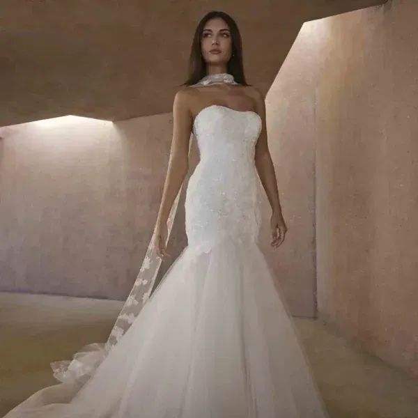 Meerjungfrau-Brautkleid mit eng anliegendem Oberteil und romantischem, glockig fallendem Rock aus Tüll – modern und glamourös.