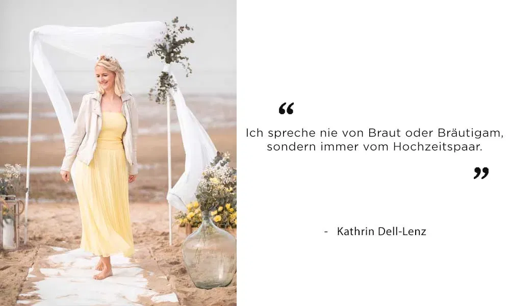 Barfuß im Sand: Eine Frau schreitet unter einem weißen Baldachin am Strand entlang, flankiert von Blumen – rechts im Bild ein Zitat zur inklusiven Hochzeitsprache.