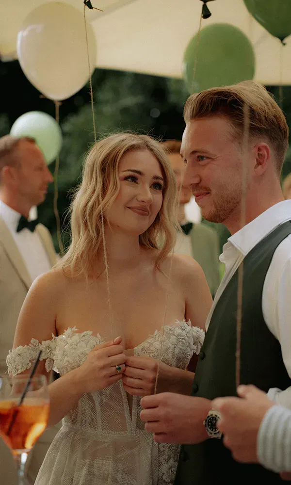 Blick voller Liebe: Das Paar genießt einen stillen Augenblick während der Feier.