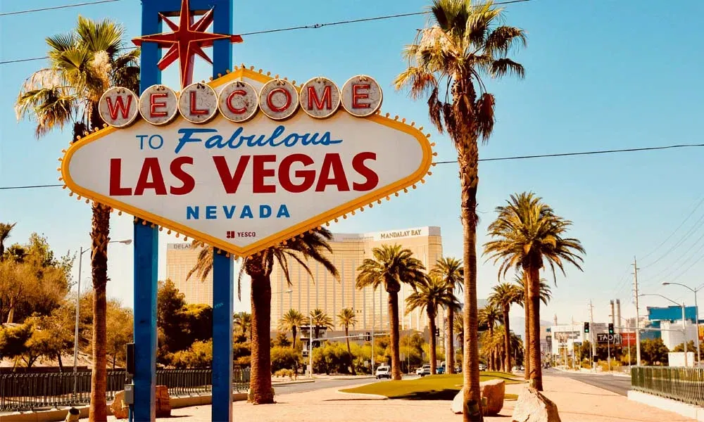 Ikonisches Las Vegas-Schild – beliebter Startpunkt für Hochzeitspaare in der Wedding Capital of the World.