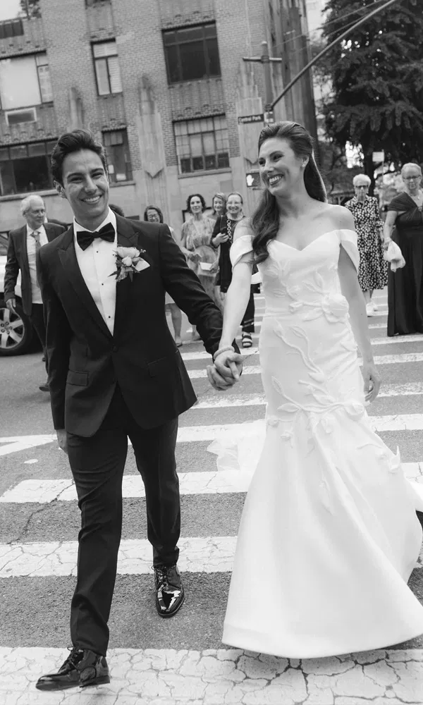 Glücklicher Moment nach der Trauung: Tiler Peck und Roman Mejia ziehen Blicke auf sich beim Spaziergang durch Manhattan.