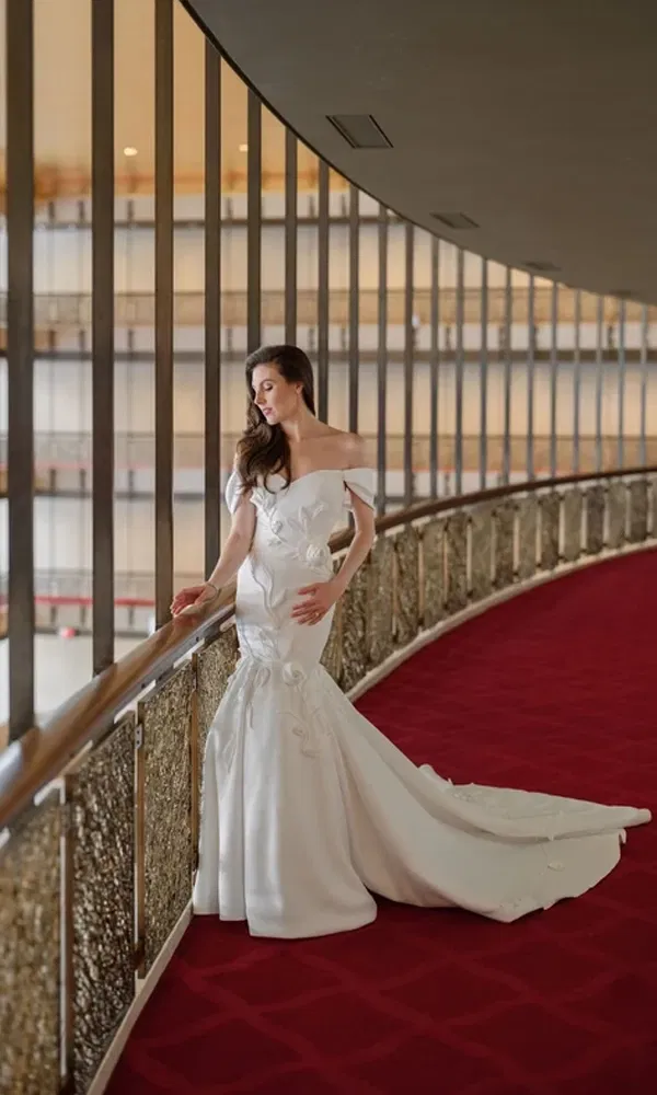 Im Rampenlicht des Lincoln Center: Tiler Peck in einem Off-Shoulder-Brautkleid mit langer Schleppe und kunstvollen Applikationen.