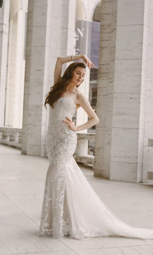 Auftritt mit Stil: Tiler Peck in ihrem zweiten Hochzeitslook – einem romantischen, detailreichen Brautkleid mit zarter Schleppe.